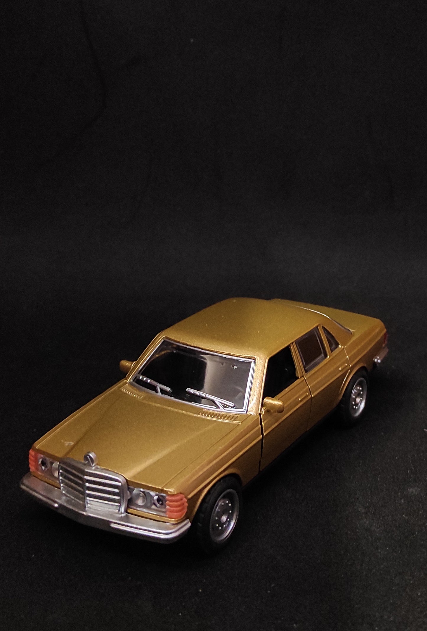 1:36 Mercedes Benz W123 Metal Diecast Car (Gold)