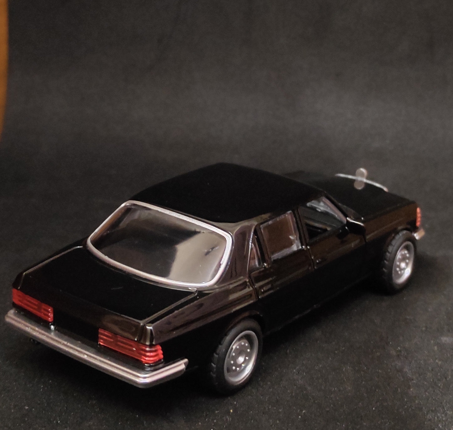 1:36 Mercedes Benz W123 Metal Diecast Car (Black)