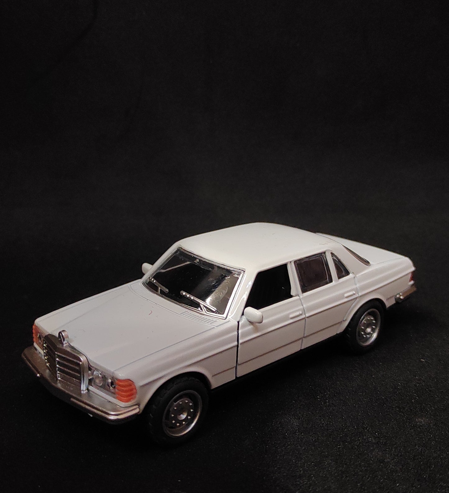 1:36 Mercedes Benz W123 Metal Diecast Car (White)