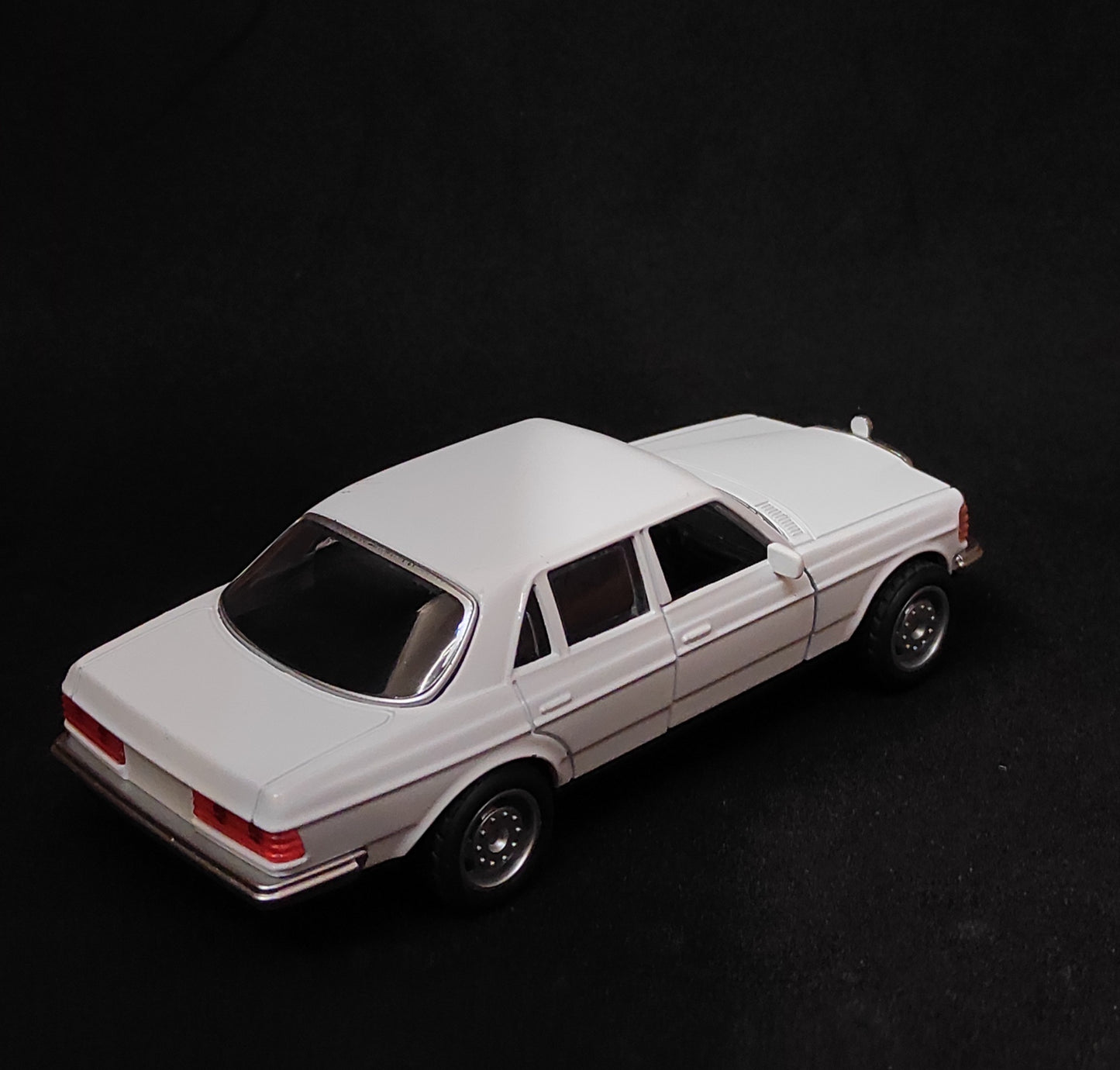 1:36 Mercedes Benz W123 Metal Diecast Car (White)