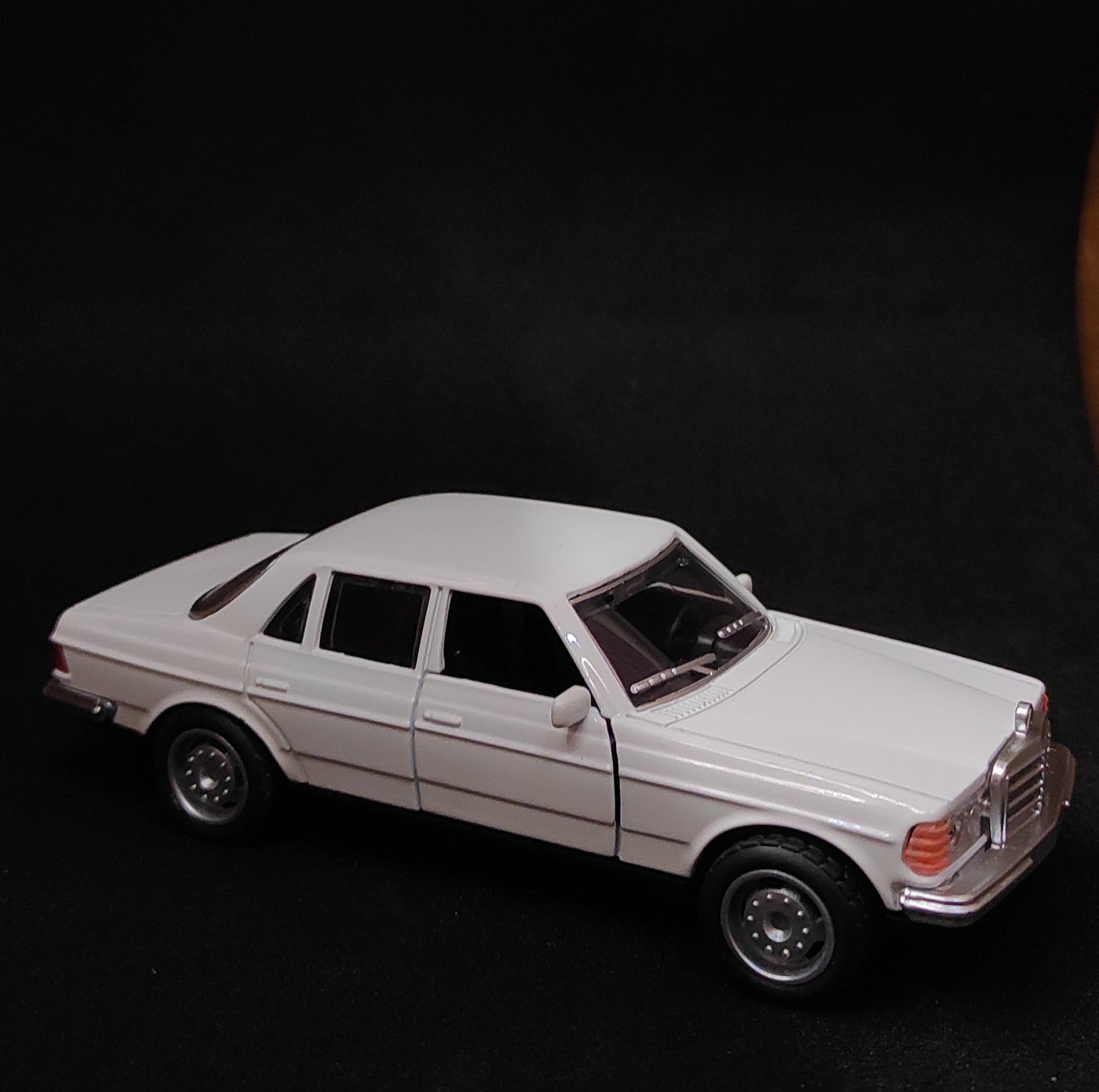 1:36 Mercedes Benz W123 Metal Diecast Car (White)