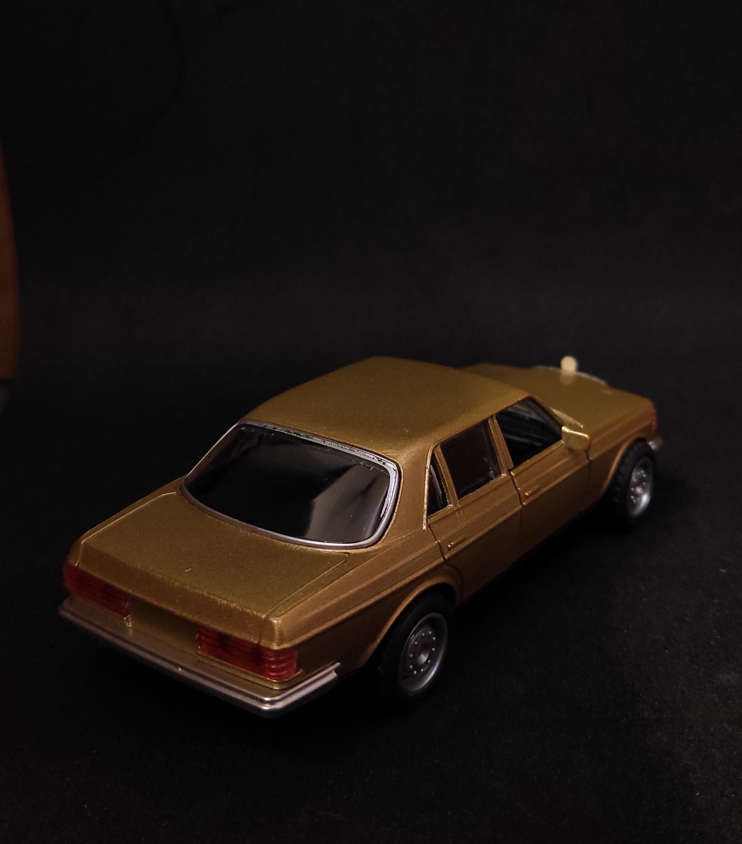 1:36 Mercedes Benz W123 Metal Diecast Car (Gold)