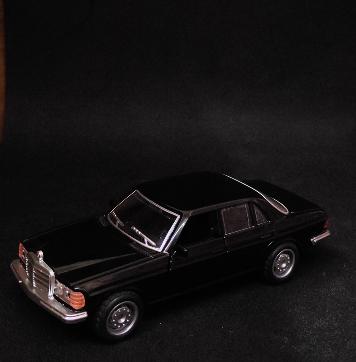 1:36 Mercedes Benz W123 Metal Diecast Car (Black)