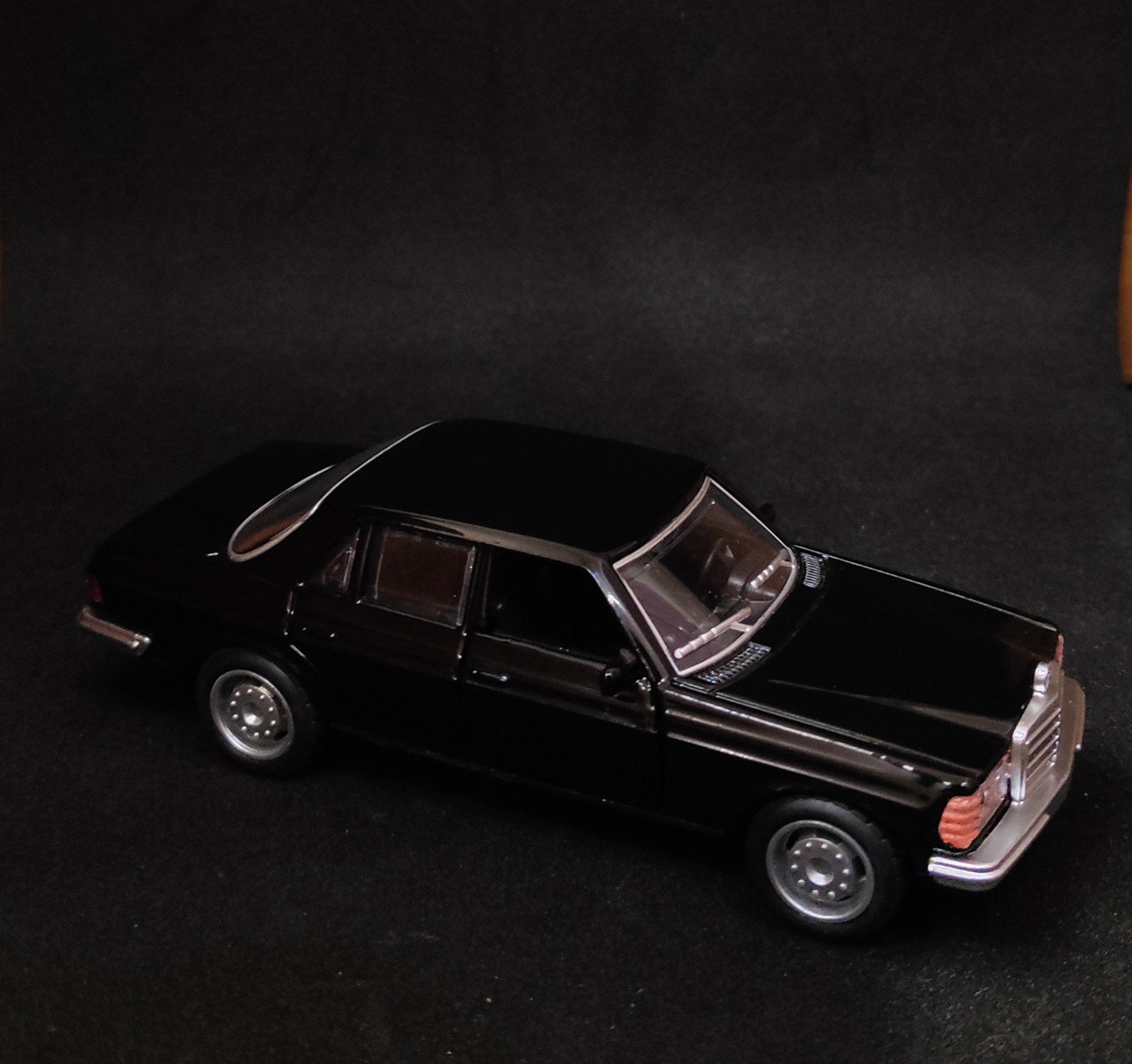 1:36 Mercedes Benz W123 Metal Diecast Car (Black)